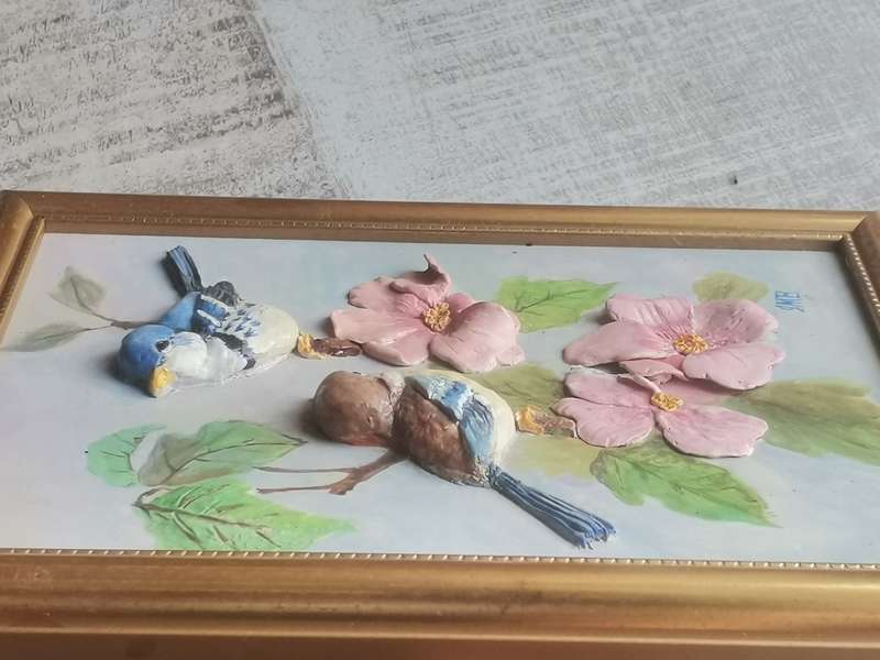 CAPODIMONTE PORCELAIN PLAQUE OF BIRDS AND FLOWER ART IN GOLD WOOD FRAME