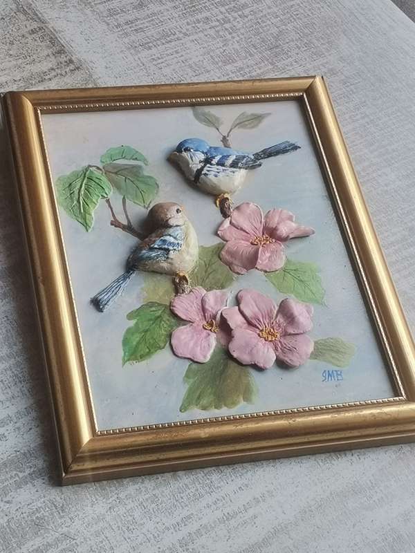 CAPODIMONTE PORCELAIN PLAQUE OF BIRDS AND FLOWER ART IN GOLD WOOD FRAME