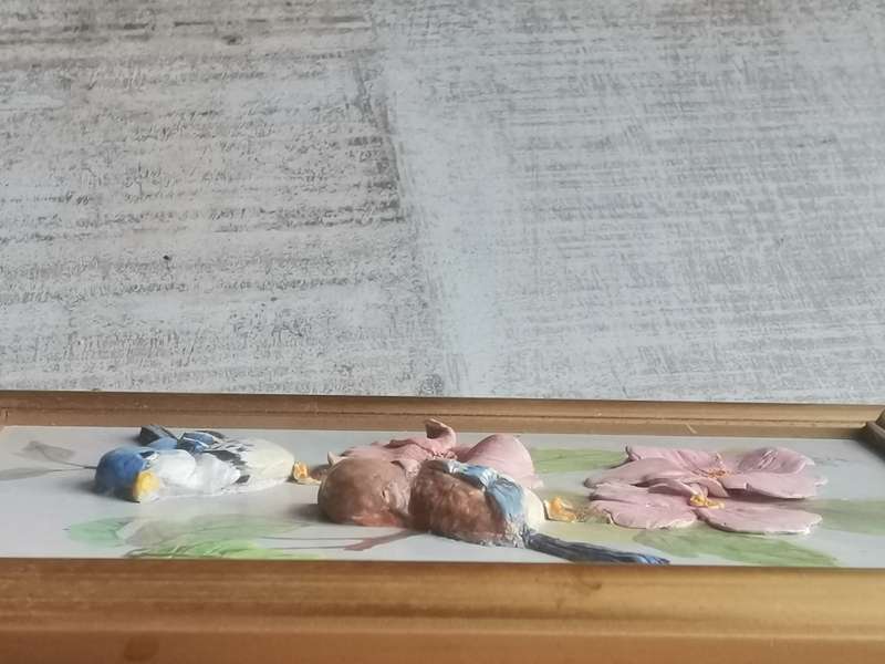 CAPODIMONTE PORCELAIN PLAQUE OF BIRDS AND FLOWER ART IN GOLD WOOD FRAME