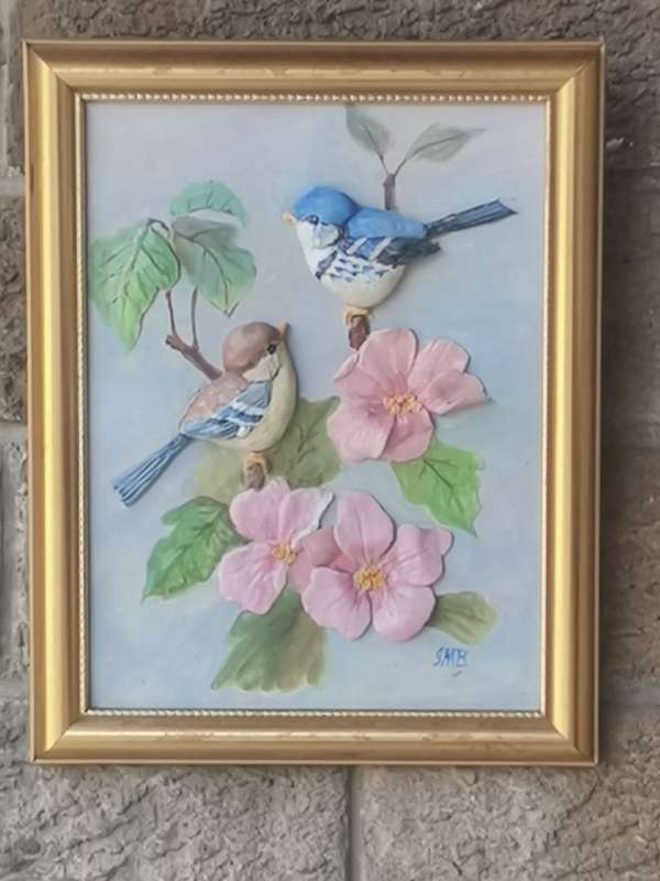 CAPODIMONTE PORCELAIN PLAQUE OF BIRDS AND FLOWER ART IN GOLD WOOD FRAME