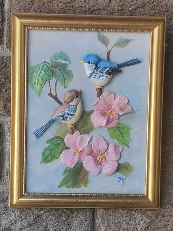CAPODIMONTE PORCELAIN PLAQUE OF BIRDS AND FLOWER ART IN GOLD WOOD FRAME