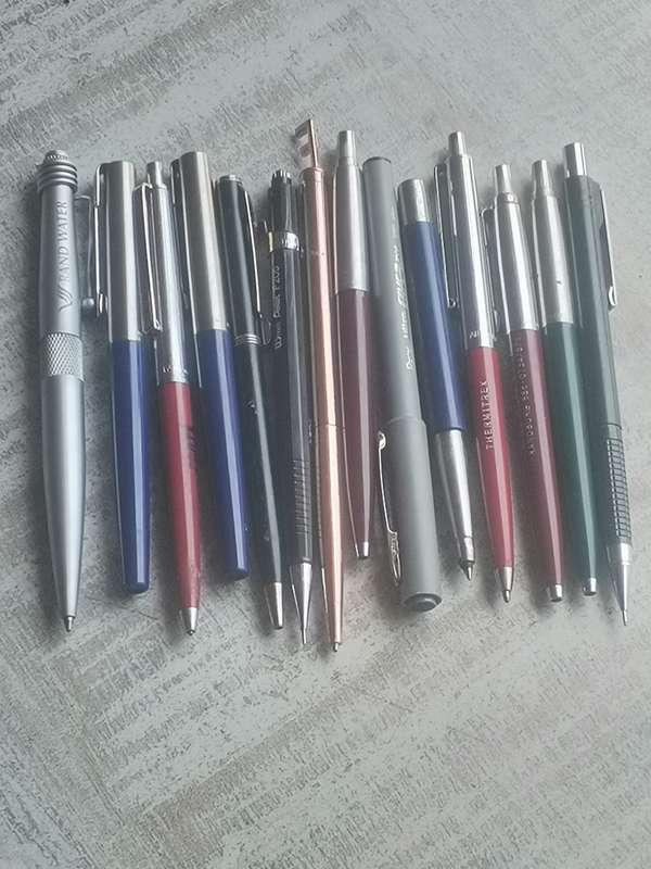 JOBLOT COLLECTION OF 14 PENS INCL 5 x PARKER AND 2 x PAPERMATE