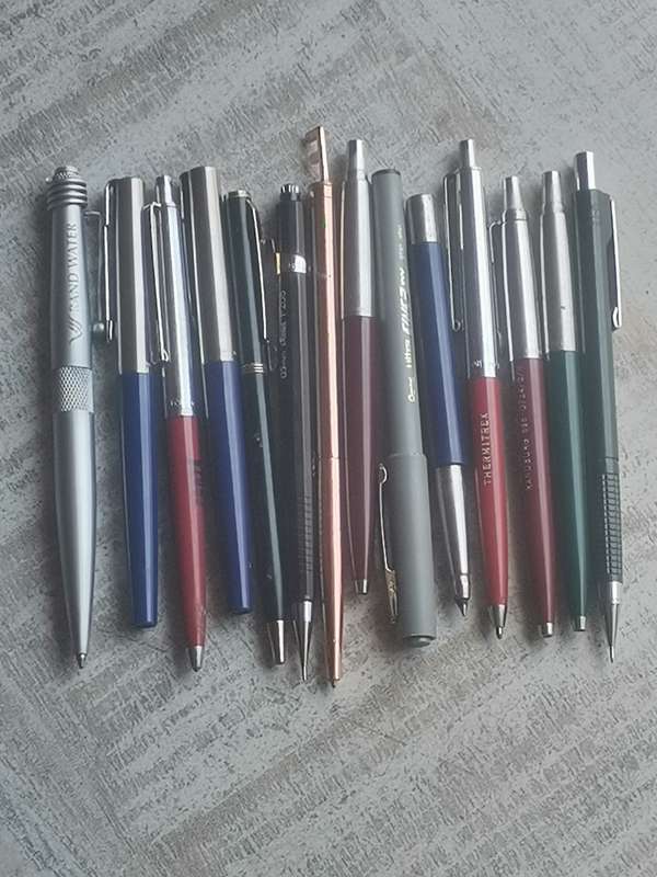 JOBLOT COLLECTION OF 14 PENS INCL 5 x PARKER AND 2 x PAPERMATE