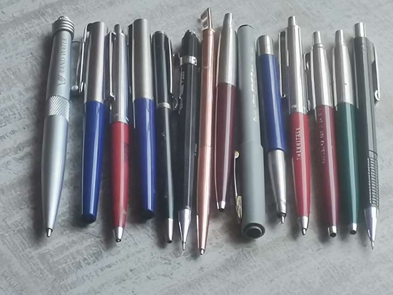 JOBLOT COLLECTION OF 14 PENS INCL 5 x PARKER AND 2 x PAPERMATE