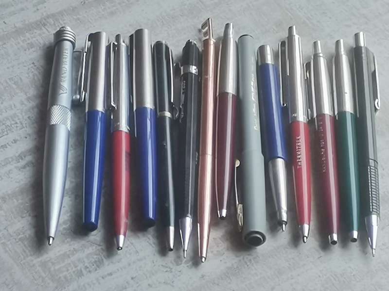 JOBLOT COLLECTION OF 14 PENS INCL 5 x PARKER AND 2 x PAPERMATE