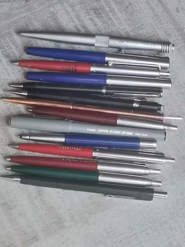 JOBLOT COLLECTION OF 14 PENS INCL 5 x PARKER AND 2 x PAPERMATE