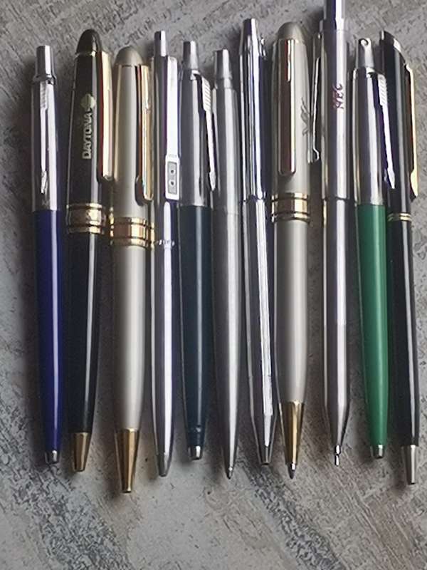 JOBLOT COLLECTION OF 11 PENS INCL PARKER, PAPERMATE, AND CHROMATIC