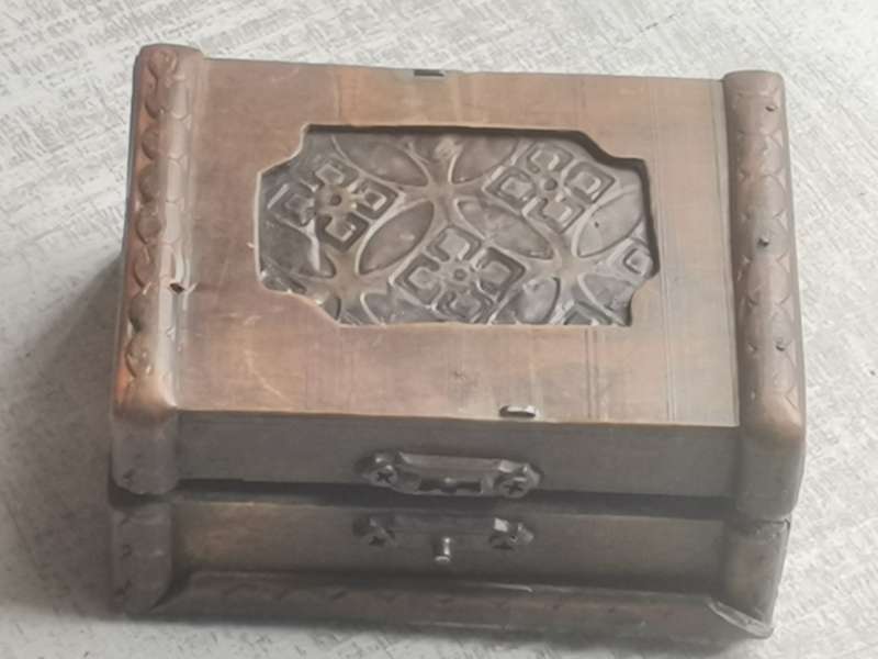 SMALL WOODEN TREASURE CHEST WITH SOME JEWELLERY AND WATCHES