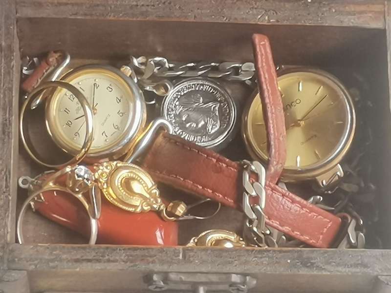 SMALL WOODEN TREASURE CHEST WITH SOME JEWELLERY AND WATCHES