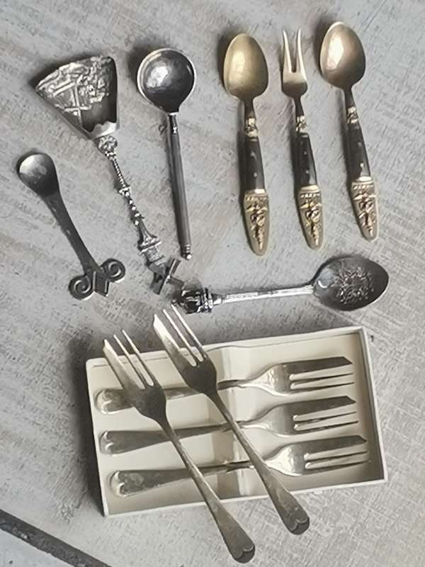 VARIOUS VINTAGE SPOONS AND FORKS BIDDING FOR ALL