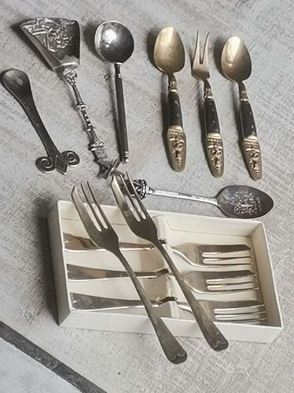 VARIOUS VINTAGE SPOONS AND FORKS BIDDING FOR ALL