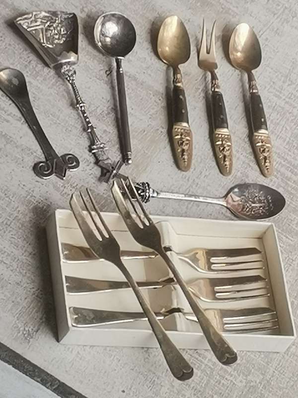 VARIOUS VINTAGE SPOONS AND FORKS BIDDING FOR ALL