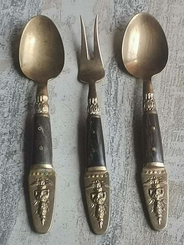 VARIOUS VINTAGE SPOONS AND FORKS BIDDING FOR ALL