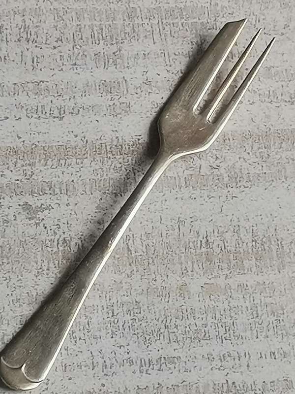 VARIOUS VINTAGE SPOONS AND FORKS BIDDING FOR ALL
