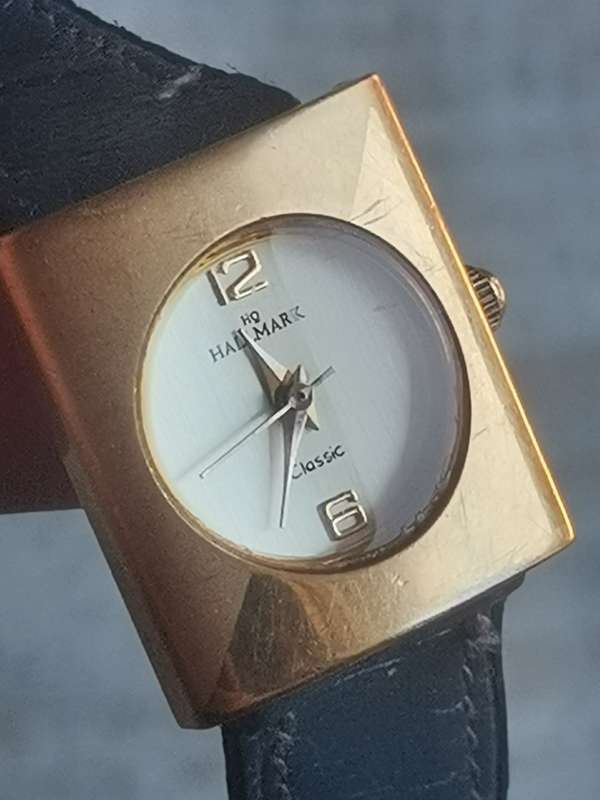 STUNNING LADIES GOLD PLATED HALLMARK WATCH IN EXCELLENT WORKING CONDITION