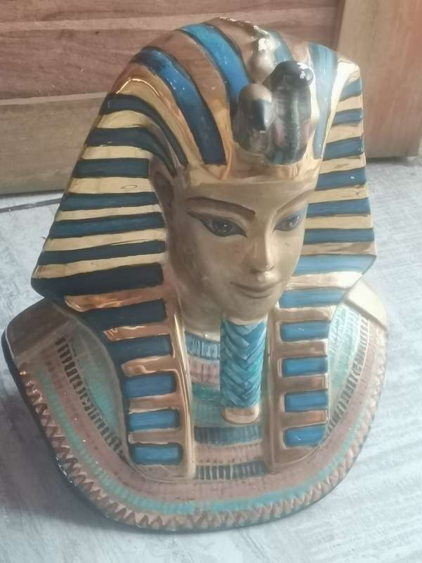 ANCIENT AND HIGHLY COLLECTABLE EGYPTIAN THEMED CEREMIC PHARAOH BUST OVER 30CM TALL