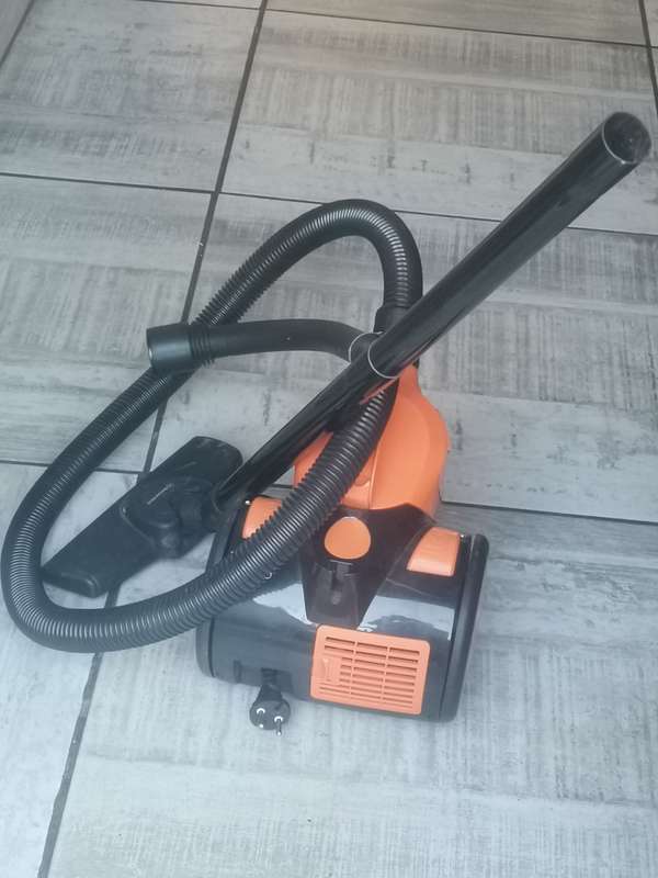 BENNETT READ VACUUM CLEANER - MODEL HJX-1306A
