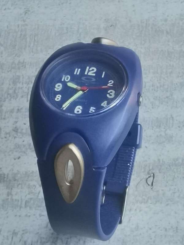 OAKLEY MENS WATCH IN EXCELLENT WORKING CONDITION