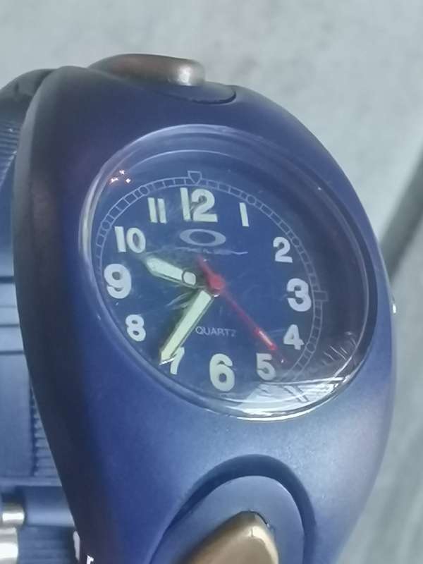 OAKLEY MENS WATCH IN EXCELLENT WORKING CONDITION