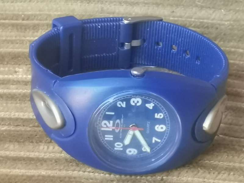 OAKLEY MENS WATCH IN EXCELLENT WORKING CONDITION