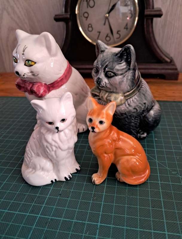 4 x CEREMIC CAT ORNAMENTS IN EXCELLENT CONDITION - BIDDING FOR ALL 4 ITEMS