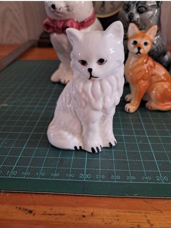 4 x CEREMIC CAT ORNAMENTS IN EXCELLENT CONDITION - BIDDING FOR ALL 4 ITEMS