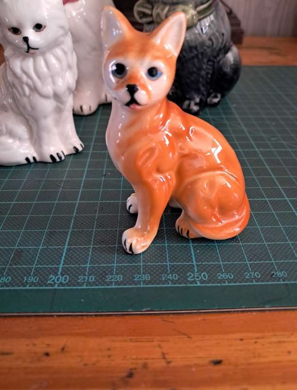 4 x CEREMIC CAT ORNAMENTS IN EXCELLENT CONDITION - BIDDING FOR ALL 4 ITEMS
