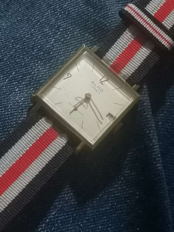 VINTAGE MENS SWISS ALMO MECHANICAL WATCH WITH SUB-SECONDS IN EXCELLENT WORKING CONDITION