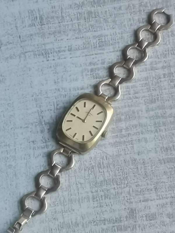 VINTAGE LADIES GOLD ROTARY WATCH IN EXCELLENT WORKING CONDITION