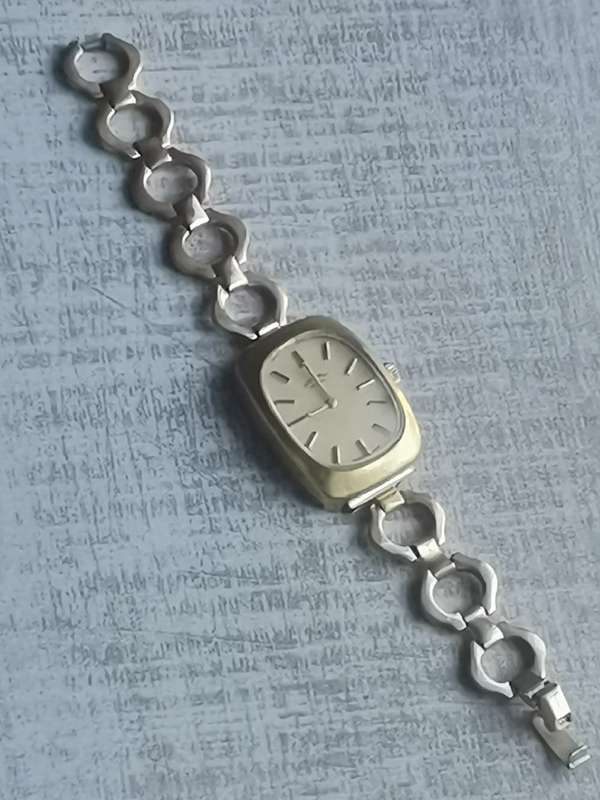 VINTAGE LADIES GOLD ROTARY WATCH IN EXCELLENT WORKING CONDITION
