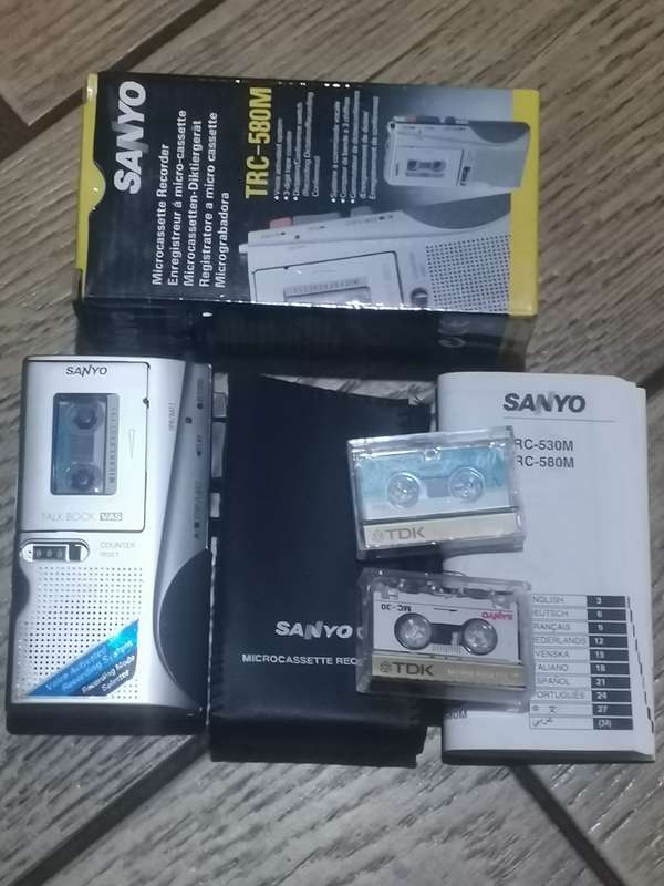 VINTAGE SANYO MICROCASETTE RECORDER WITH BOX AND ACCESSORIES