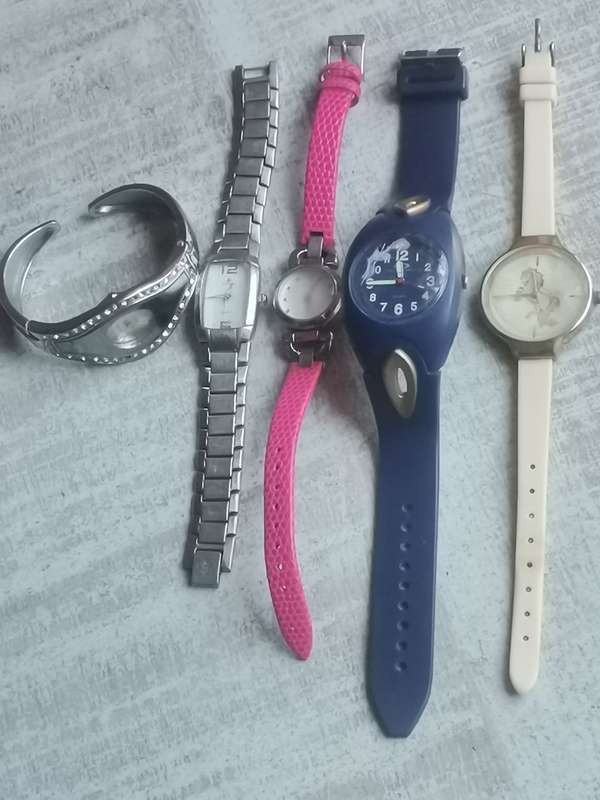 5 x LADIES WATCHES INCL GUESS AND OAKLEY - ALL WORKING - BIDDING FOR ALL 5