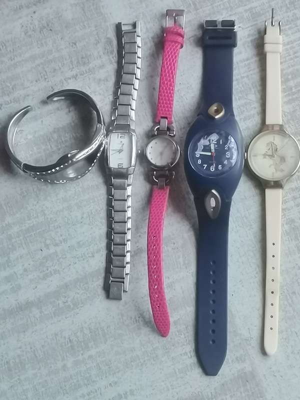 5 x LADIES WATCHES INCL GUESS AND OAKLEY - ALL WORKING - BIDDING FOR ALL 5