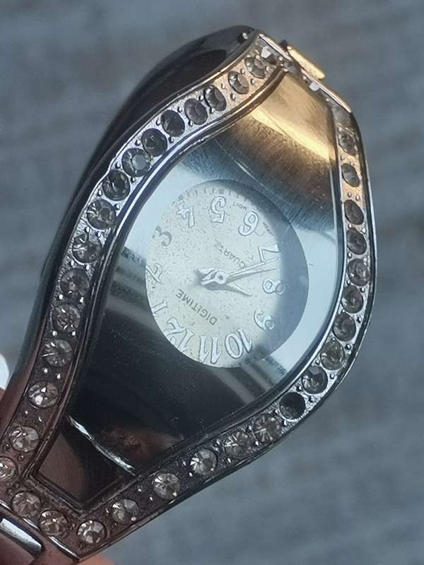 5 x LADIES WATCHES INCL GUESS AND OAKLEY - ALL WORKING - BIDDING FOR ALL 5