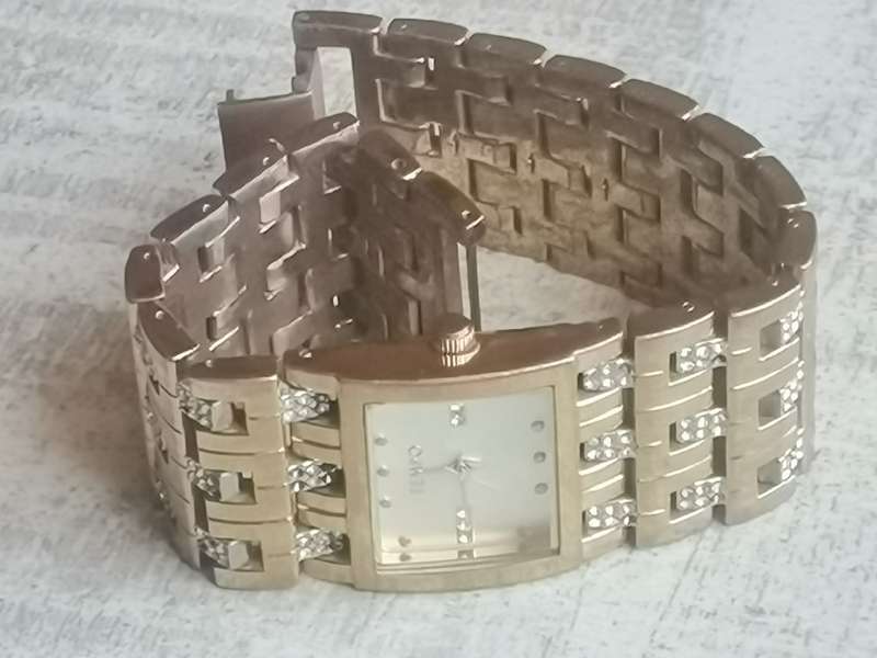 STUNNING TEMPO LADIES GOLD PLATED WATCH IN EXCELLENT WORKING CONDITION