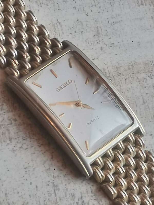 VINTAGE MENS SEIKO TANK WATCH IN EXCELLENT WORKING CONDITION