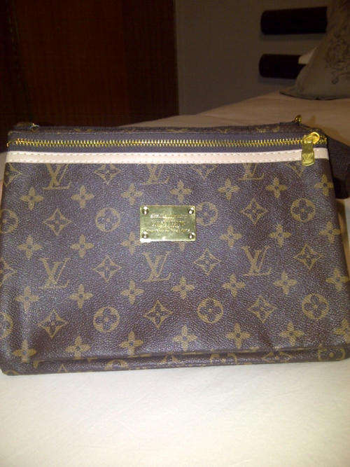 LV Slingbag