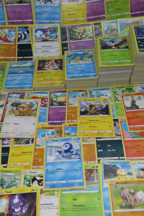 Lot of 100+ Pokemon Cards