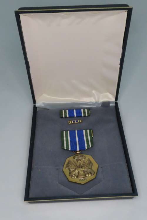 United States Army Achievement Medal Decoration Set, in original box with Ribbon and Bar, USA