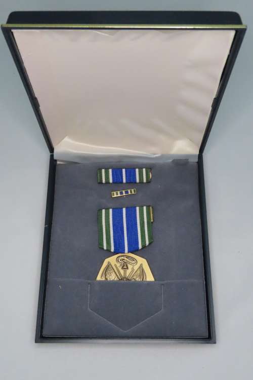 United States Army Achievement Medal Decoration Set, in original box with Ribbon and Bar, USA