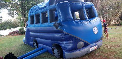 Inflatable jumping castle