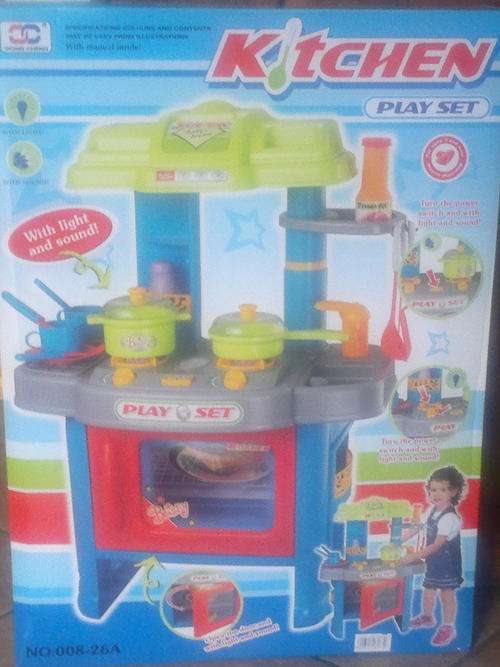 ****KITCHEN PLAY SET WITH LIGHTS & SOUND!!! **** IDEAL FOR EVERY GIRL