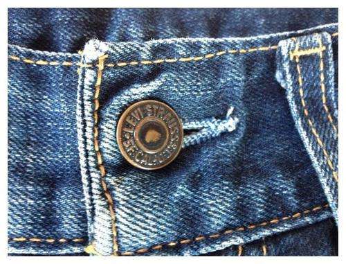 LADIES LEVIS JEANS - STYLE557 W26 L32