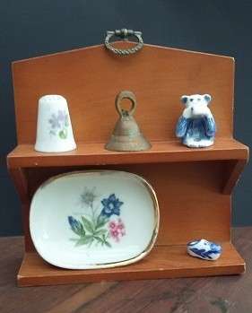 MINIATURE SHELVES - display items included