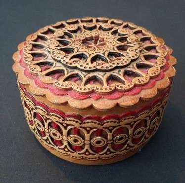 Stunning Wood Finish trinket Pot with beautiful detail inside and out !!!
