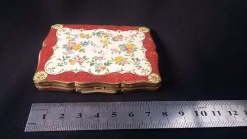 Beautiful vintage Powder Compact with bevelled mirror in perfect condition