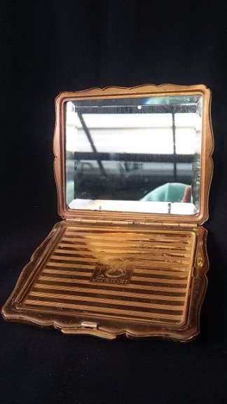 Beautiful vintage Powder Compact with bevelled mirror in perfect condition