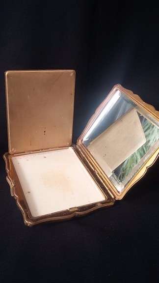 Beautiful vintage Powder Compact with bevelled mirror in perfect condition