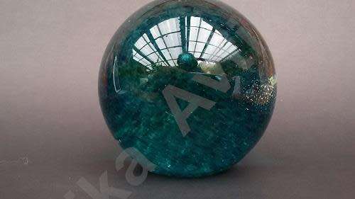 Stunning paperweight in perfect condition