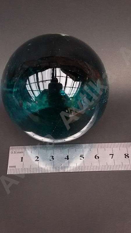 Stunning paperweight in perfect condition